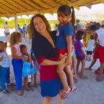 Daniela Mercury Instagram – Veja mais imagens da minha visita a aldeia Pataxó, na Bahia. Como membra da Comissão Arns fui a Terra Indigena Barra Velha, do povo Pataxó, no sul da Bahia, a mais antiga da região, chamada de aldeia mãe. Fomos muito bem recebidas pelo Cacique Suruí, os Líderes Kãhu, Aripotxê; Hezio; e muitos indígenas da comunidade.

Eles relataram que na Terra Indígena  Barra Velha, de 52 mil hectares, apenas 8 mil hectares estão seguros e os indígenas são vítimas de violência e racismo. 

Ao visitar os Pataxó de Barra Velha, cantei com eles. Ouvi seus relatos. Testemunhei a luta por reconhecimento de identidade, por resgate da cultura e por sobrevivência. Sofreram muito, continuam de pé e têm esperança.
#comissaoarns #danielamercury #aldeiapataxo 
#direitosindígenas