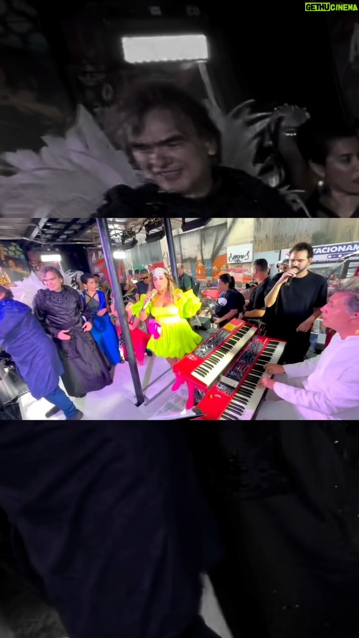 Daniela Mercury Instagram - O meu carnaval terminou com uma emocionante homenagem a @zecelso.ator com @marcelodrummond, @ricardobittencourtoficial e outros grandes atores do @oficinauzynauzona vestidos com as personagens das peças principais de Zé, e a presença do grande 7ricardocastro7, pianista, maestro e criador da @neojiba e @gabrielmercuryreal. Juntos cantamos Roda Viva, Primavera e Macunaíma para exaltar a obra e a vida de @zecelso.ator que nos deixou há apenas 6 meses. Que saudade! Viva Zé Celso que era o próprio teatro e o carnaval era parte de sua inspiração, sonho e existência. #pipocadarainha #zecelso #teatrooficinauzynauzona #gabrielmercury #daniealmercury #ricardocastrosantos