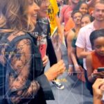 Daniela Mercury Instagram - Muito bacana participar da bienal do livro como autora, como compositora de minhas obras e de perceber mais uma vez como a cultura transforma a vida das pessoas. Veja o vídeo até o final para conhecer a pequena (e genial) @dudasanthana ! Um beijo especial pro mediador @brunoalbrasil ! #BienaldoLivro #DanielaMercury