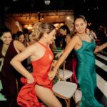 Daniela Nicolás Instagram – Hace un mes se casaron dos grandes amigos que amo con todo mi corazón. Pero… para qué me invitan si saben como me pongo 🤣🤣 se las dejo para que se rían conmigo de esta barbaridad jajajaa

PD: perdón papi y perdón al fotógrafo que me vio así 🤣🤣 

Vestido: @eduardocerda.atelier una hermosura ♥️
Maquillaje: @bdiazsacco que como pueden ver, duró intacto toda la noche 🤣🤣