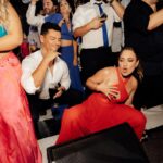 Daniela Nicolás Instagram – Hace un mes se casaron dos grandes amigos que amo con todo mi corazón. Pero… para qué me invitan si saben como me pongo 🤣🤣 se las dejo para que se rían conmigo de esta barbaridad jajajaa

PD: perdón papi y perdón al fotógrafo que me vio así 🤣🤣 

Vestido: @eduardocerda.atelier una hermosura ♥️
Maquillaje: @bdiazsacco que como pueden ver, duró intacto toda la noche 🤣🤣