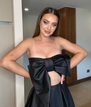 Daniela Nicolás Instagram - A veces nos vestimos de gala 😍♥️ 
Matri de mi querida @florenciaflano 🤩
Vestida de @javierajordan @rentjavierajordan 😏
Maquillaje y Peinado @isidorajose.mua 💣