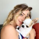 Daniela Nicolás Instagram – ¡Feliz cumpleaños @milo.taquito ! 😍♥️ 
Hoy, hace 9 años nació este ratoncito que lleva todo este tiempo alegrándome la vida. Llegó de sorpresa, mis papás me lo regalaron para mi cumpleaños, al poco tiempo de haber perdido a Simón, mi perrito. Yo no quería, tenía mucha pena, pero lo vi y fue amor a primera vista. Desde ese día no nos separamos más ♥️ hemos viajado juntos, dormimos acurrucados, le gusta que le rasque la guatita, cuando estoy triste se pega y no se levanta hasta que estoy mejor, se enoja si me demoro mucho en la ducha, tiene ladridos especiales para acusar a la perrita de mis papás cuando lo molesta, cuando quiere más comida, cuando se pica, etc. y así por 9 años 😍 y espero que sigamos muchos años más juntos coleccionando momentos Milito lindo, mi compañero fiel que amo con todo mi corazón ♥️

PD: la segunda foto es el día que me lo regalaron, era para derretirse ♥️