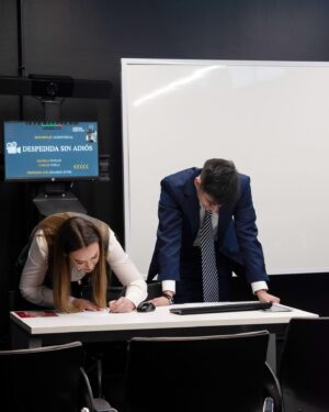 Daniela Nicolás Instagram - ¡OFICIALMENTE PERIODISTA! 
No puedo estar más feliz de todo lo aprendido y por las tremendas personas que conocí en el proceso ♥️ gracias a todos los que hicieron posible esto y a mi familia por apoyarme tanto ♥️ además a mi amigo Carlitos @calvert.cv mi compañero de tesis, por ser tan buen amigo ♥️ de las mejores personas que me dejó la universidad ♥️