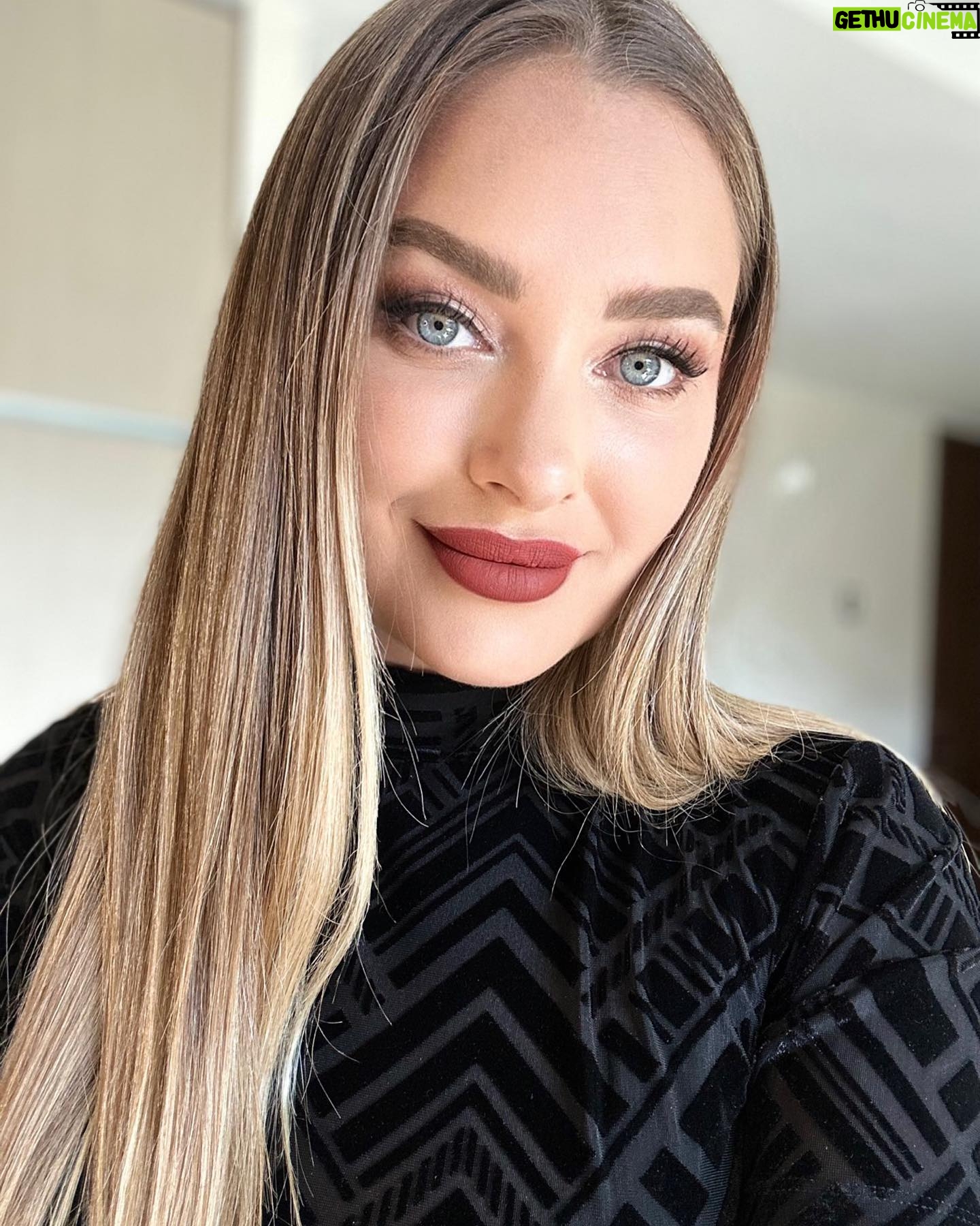 Daniela Nicolás - 14.2K Likes - Así de feliz estoy porque llegué el lunes de vacaciones y ha sido demasiado linda la vuelta! ♥️ me bajé del avión directo a trabajar para los panamericanos en @canal13cl para RRSS, un sueño!!!! ♥️ Después el miércoles me tocó animar junto a mi querido @poloramirezc la gala copas y sonrisas de @maria.ayuda que estuvo muuuuy lindo y entretenido! ♥️ y la próxima semana me toca animar eventos de empresas que me encantaaaaaa! Lo paso tan bien!! ♥️ además volví en las mañanas donde mi kinesiologo de cabeza para que me siga ayudando con los dolores y eso me tiene muy feliz 😍 nadie pensaría que es rico volver de vacaciones, pero yo puedo decir que no puedo estar más feliz de estar de vuelta en Chilito ♥️
