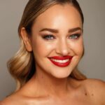 Daniela Nicolás Instagram - CHIQUILLOS!!!!! Ya que han estado tan pendientes y me han mandado tanto cariño, amor y buenas energías, les tengo que contar. MÁRGENES NEGATIVOS EN LA OPERACIÓN!!!!! Eso quiere decir que SACARON TODO!!!!! ♥️♥️ Ahora a recuperarme bien, seguir controles y decantar este tiempo que ha sido agotadorrrrrr!!!! Así que sigan mandando buenas energías para dejar lo antes posible esto atrás ♥️ Los amo y gracias por SIEMPRE ESTAR!!!!!!! La segunda foto soy yo saliendo de la clínica, podemos estar hasta el loli pero que jamás falte el humor 🤣🤣