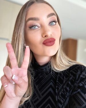 Daniela Nicolás Instagram - Así de feliz estoy porque llegué el lunes de vacaciones y ha sido demasiado linda la vuelta! ♥️ me bajé del avión directo a trabajar para los panamericanos en @canal13cl  para RRSS, un sueño!!!! ♥️ Después el miércoles me tocó animar junto a mi querido @poloramirezc la gala copas y sonrisas de @maria.ayuda que estuvo muuuuy lindo y entretenido! ♥️ y la próxima semana me toca animar eventos de empresas que me encantaaaaaa! Lo paso tan bien!! ♥️ además volví en las mañanas donde mi kinesiologo de cabeza para que me siga ayudando con los dolores y eso me tiene muy feliz 😍 nadie pensaría que es rico volver de vacaciones, pero yo puedo decir que no puedo estar más feliz de estar de vuelta en Chilito ♥️