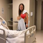 Daniela Nicolás Instagram - CHIQUILLOS!!!!! Ya que han estado tan pendientes y me han mandado tanto cariño, amor y buenas energías, les tengo que contar. MÁRGENES NEGATIVOS EN LA OPERACIÓN!!!!! Eso quiere decir que SACARON TODO!!!!! ♥️♥️ Ahora a recuperarme bien, seguir controles y decantar este tiempo que ha sido agotadorrrrrr!!!! Así que sigan mandando buenas energías para dejar lo antes posible esto atrás ♥️ Los amo y gracias por SIEMPRE ESTAR!!!!!!! La segunda foto soy yo saliendo de la clínica, podemos estar hasta el loli pero que jamás falte el humor 🤣🤣