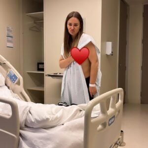 Daniela Nicolás Instagram - CHIQUILLOS!!!!! Ya que han estado tan pendientes y me han mandado tanto cariño, amor y buenas energías, les tengo que contar. 
MÁRGENES NEGATIVOS EN LA OPERACIÓN!!!!! Eso quiere decir que SACARON TODO!!!!! ♥️♥️
Ahora a recuperarme bien, seguir controles y decantar este tiempo que ha sido agotadorrrrrr!!!! 
Así que sigan mandando buenas energías para dejar lo antes posible esto atrás ♥️

Los amo y gracias por SIEMPRE ESTAR!!!!!!! 

La segunda foto soy yo saliendo de la clínica, podemos estar hasta el loli pero que jamás falte el humor 🤣🤣
