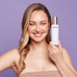 Daniela Nicolás Instagram – Solo les digo que esta bruma facial de @zibbabeauty es PERFECTA PARA ESTE CALORRRRRRRR ☀️😍
Refresca heavyyyyyyyyyyy!!! Y como tiene aloe vera es máximaaaaaa! 

Además tiene Bakuchiol y AHA! Así que al mismo tiempo ayuda a la regeneración celular, es anti pigmentación, anti arrugas y antioxidante! 😍😍

Yo la uso todo el día todos los días! Tengo una en mi cartera y la uso literal en todo momento! Cuando me da calor, después de hacer deporte, si siento mi piel irritada, en mi rutina de skincare, cuando estoy viendo tele, cuando salgo con mis amigas, literal todo el día 🤣🤣🤣🤣 los que me conocen pueden dar fe de lo que estoy diciendo jajaja 

Además el spray es REAL lo máximo!!! No te llega un chorro a la cara, sino que rocía exquisitooooo!!!! 😍 y está certificada por la ONG Te Protejo como Cruelty Free! 

PD: muchos hombres me han escrito para decirme que es exquisita post afeitarse!! 😏😏

No digan que no les conté de esta maravilla!!!!!!!!