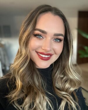 Daniela Nicolás Instagram - Hace tiempo que no pasaba por aquí a mandarles cariños a todos!!!! 😍 así en que la segunda foto les mando un beso!!! 😁 me veo súper sexy eso si 🤣
.
Me maquilló la cumpleañera @isidorajose.mua 😍😍