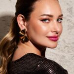 Daniela Nicolás Instagram – ¡Les dejo los pasos para lograr el look Color Diva de @esika.oficial! 

Paso 1: Paleta Eye PRO – Romantic Berry 

Esta paleta tiene una textura ultra suave y de muy fácil difuminación. Además, sus tonos son de alta pigmentación y ultra fijación ♥️

Paso 2: Plumón Eye PRO

Paso 3: Labial Color Addiction – Fucsia Fabulosa 

Este labial es de un color mate intenso, de textura ultra suave. Con una duración hasta por 8 horas! 😍

Paso 4: Perlas Bronze PRO – Perlas de Sol 

¡Y les tengo un dato que van a amar! Si entran a la web de ésika van a poder ver tutoriales con 6 looks (incluido el mío) para recrearlos de manera sencilla! Están increíbles!!! 😍♥️💋

¡Cuéntenme en los comentarios qué tal les pareció el look y para qué ocasión lo usarían! Los leo! 😍

#1mujer6looks #publicidad 
CETCO S.A. 20100123763
NSOC03195-20CO​ NSOC04930-21CO​