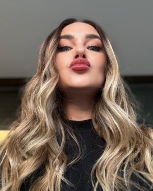 Daniela Nicolás Instagram - Hace tiempo que no pasaba por aquí a mandarles cariños a todos!!!! 😍 así en que la segunda foto les mando un beso!!! 😁 me veo súper sexy eso si 🤣
.
Me maquilló la cumpleañera @isidorajose.mua 😍😍