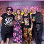 Daniela Nicolás Instagram - Qué manera de amar mi trabajo!!!!!! ♥️ Hace un tiempo me tocó conducir el backstage de la Fiebre del Memo para @zappingchile ♥️ fue TREMENDA EXPERIENCIAAAAAA!!!!!! Entrevisté a @autenticosdecadentes @jowellyrandy y muchos otros increíbles artistas!! De verdad fue un honor que no se pueden imaginar!!!!! 😍 La última foto me la mandó mi jefecita @jesu.arias.v riéndose por mi cara de enamorada entrevistando a @jowellyrandy 🤣🤣