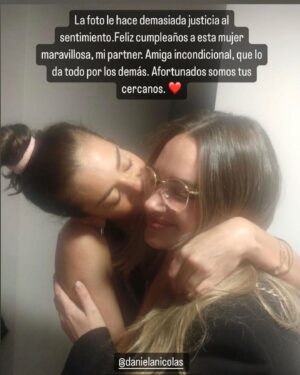 Daniela Nicolás Instagram - Un cumpleaños llena de cariño y abrazos ♥️ cumplí 31 y no puedo haber estado rodeada de tanto amorrrrrrrr!!!! Hasta se pegaron una ronda de discursos que me dejaron con lagrimitas en los ojos ♥️ tener amigos que me quieren tanto y yo también a ellos es algo de verdad impagable ♥️ y muchas gracias a ustedes por todos sus mensajes! Fue un cumpleaños muy lindo y emotivo ♥️ bienvenidos los 31 con todo el power ♥️
.
Dresscode: @javierajordan @javierajordancollections ♥️