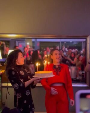 Daniela Nicolás Instagram - Un cumpleaños llena de cariño y abrazos ♥️ cumplí 31 y no puedo haber estado rodeada de tanto amorrrrrrrr!!!! Hasta se pegaron una ronda de discursos que me dejaron con lagrimitas en los ojos ♥️ tener amigos que me quieren tanto y yo también a ellos es algo de verdad impagable ♥️ y muchas gracias a ustedes por todos sus mensajes! Fue un cumpleaños muy lindo y emotivo ♥️ bienvenidos los 31 con todo el power ♥️
.
Dresscode: @javierajordan @javierajordancollections ♥️