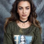 Daniela Nicolás Instagram - Mean Girls. Siempre había querido ser una 🤣 sorry pero no podía perderme este trend que está buenísimo. Siempre quise mis fotos oficiales de anuario gringo jaja cual les gusta más? 😍