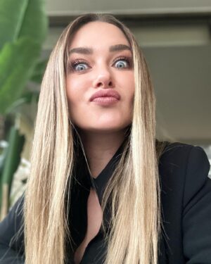 Daniela Nicolás Instagram - Carrusel de emociones previos y post a la primera parte de la defensa de mi tesis para ser periodista 🤣🤣🤣🤣 en julio es la segunda parte de la defensa y final!!!!! agradecer los infinitos mensajes de buenas vibras que me llegaron para hoy!!! ♥️♥️♥️♥️
@calvert.cv mi compañerito de tesis, te quiero mucho 😘😘😘😘