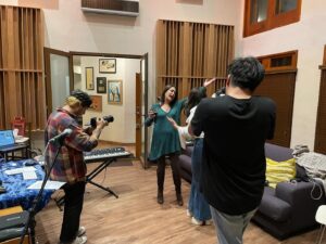 Daniela Romo Instagram - 🙌🏻✨ Ya cumplimos un mes del lanzamiento de esta hermosa colaboración junto a @fabiolaroudhaoficial‼️ 

Fui muy feliz en el estudio cuando la grabamos✌🏻🥰 
Les agradezco infinitamente su apoyo y que sigan escuchando NADA en todas las plataformas digitales 🦋

Ahí les encargo que sigan escuchando, compartiendo y reproduciendo NADA en Spotify y en Youtube para alcanzar nuestra meta 🎶 

Gracias, gracias siempre 🙏🏻✨

#DanielaRomo #FabiolaRoudha #Nada #Sencillo #PrimerMes #Spotify #Youtube #dueto #Música #México #Guatemala #Mujeres #Apoyo #Altafonte #Playlist #Bolero #Pop #Soul #tendencia #duet #music #eclipse #eclipse2024