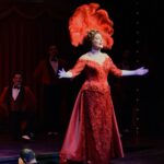Daniela Romo Instagram – #DíaMundialDelTeatro 🎭✨

El teatro es nuestro espejo…

El teatro es refugio de nuestras emociones, de nuestras risas, de nuestras lágrimas, de nuestras reflexiones.

El teatro es MAGIA✨Que no crean sólo actores con un texto, un director y un productor.

Realizadores, escenógrafos, ingenieros de sonido, vestuario, ambientación, pintores, maquillaje, peluqueros, iluminadores, un sinfín de personas trabajan para crear instantes,recrear problemáticas, cuestionar, engendrar ilusiones, regalar música que nos acompaña, que nos conforta, que nos obsequia una actitud 🙌

El teatro VIVE Y NOS HACE VIVIR‼️

Del caos nacen las ideas.

Estamos aquí para abrazarte, para abrazarnos, conectarnos,compartir, para continuar viviendo y soñando✨

El teatro hay que vivirlo…expresión de las almas…

Y AQUÍ ESTAMOS✨TE ESPERAMOS‼️

Daniela Romo 

#DanielaRomo #Teatro #HelloDolly #VictorVictoria #Cabaret #Producción #TinaGalindo #TeatrodelosInsurgentes #cabaretmexico #díadelteatro #Gracias #Mexico #quevivaelteatro #teatro