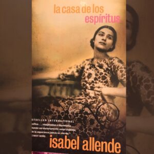 Daniela Romo Instagram - Qué gran libro‼️ Tanto tiempo después✨y seguirá en el tiempo ❤️ 

Horas lindas de domingo ✨

#DanielaRomo #RecomiendoLeer #IsabelAllende #LaCasaDeLosEspíritus #Leer #Lectora #LeamosJuntos #Book #México #Libro #Libros #bookstagram #bookstagrammer