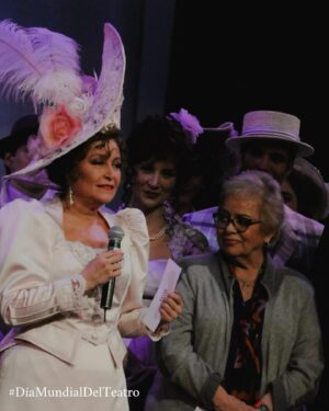 Daniela Romo Instagram - #DíaMundialDelTeatro 🎭✨

El teatro es nuestro espejo...

El teatro es refugio de nuestras emociones, de nuestras risas, de nuestras lágrimas, de nuestras reflexiones.

El teatro es MAGIA✨Que no crean sólo actores con un texto, un director y un productor.

Realizadores, escenógrafos, ingenieros de sonido, vestuario, ambientación, pintores, maquillaje, peluqueros, iluminadores, un sinfín de personas trabajan para crear instantes,recrear problemáticas, cuestionar, engendrar ilusiones, regalar música que nos acompaña, que nos conforta, que nos obsequia una actitud 🙌

El teatro VIVE Y NOS HACE VIVIR‼️

Del caos nacen las ideas.

Estamos aquí para abrazarte, para abrazarnos, conectarnos,compartir, para continuar viviendo y soñando✨

El teatro hay que vivirlo...expresión de las almas...

Y AQUÍ ESTAMOS✨TE ESPERAMOS‼️

Daniela Romo 

#DanielaRomo #Teatro #HelloDolly #VictorVictoria #Cabaret #Producción #TinaGalindo #TeatrodelosInsurgentes #cabaretmexico #díadelteatro #Gracias #Mexico #quevivaelteatro #teatro