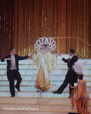Daniela Romo Instagram - #DíaMundialDelTeatro 🎭✨

El teatro es nuestro espejo...

El teatro es refugio de nuestras emociones, de nuestras risas, de nuestras lágrimas, de nuestras reflexiones.

El teatro es MAGIA✨Que no crean sólo actores con un texto, un director y un productor.

Realizadores, escenógrafos, ingenieros de sonido, vestuario, ambientación, pintores, maquillaje, peluqueros, iluminadores, un sinfín de personas trabajan para crear instantes,recrear problemáticas, cuestionar, engendrar ilusiones, regalar música que nos acompaña, que nos conforta, que nos obsequia una actitud 🙌

El teatro VIVE Y NOS HACE VIVIR‼️

Del caos nacen las ideas.

Estamos aquí para abrazarte, para abrazarnos, conectarnos,compartir, para continuar viviendo y soñando✨

El teatro hay que vivirlo...expresión de las almas...

Y AQUÍ ESTAMOS✨TE ESPERAMOS‼️

Daniela Romo 

#DanielaRomo #Teatro #HelloDolly #VictorVictoria #Cabaret #Producción #TinaGalindo #TeatrodelosInsurgentes #cabaretmexico #díadelteatro #Gracias #Mexico #quevivaelteatro #teatro