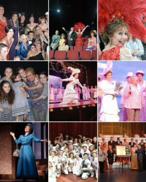 Daniela Romo Instagram - #DíaMundialDelTeatro 🎭✨

El teatro es nuestro espejo...

El teatro es refugio de nuestras emociones, de nuestras risas, de nuestras lágrimas, de nuestras reflexiones.

El teatro es MAGIA✨Que no crean sólo actores con un texto, un director y un productor.

Realizadores, escenógrafos, ingenieros de sonido, vestuario, ambientación, pintores, maquillaje, peluqueros, iluminadores, un sinfín de personas trabajan para crear instantes,recrear problemáticas, cuestionar, engendrar ilusiones, regalar música que nos acompaña, que nos conforta, que nos obsequia una actitud 🙌

El teatro VIVE Y NOS HACE VIVIR‼️

Del caos nacen las ideas.

Estamos aquí para abrazarte, para abrazarnos, conectarnos,compartir, para continuar viviendo y soñando✨

El teatro hay que vivirlo...expresión de las almas...

Y AQUÍ ESTAMOS✨TE ESPERAMOS‼️

Daniela Romo 

#DanielaRomo #Teatro #HelloDolly #VictorVictoria #Cabaret #Producción #TinaGalindo #TeatrodelosInsurgentes #cabaretmexico #díadelteatro #Gracias #Mexico #quevivaelteatro #teatro