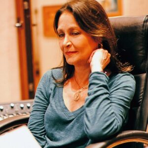 Daniela Romo Instagram - NADA - Es el nombre de nuestra nueva canción y este 8 de Marzo sale!!! Acá nos encontrábamos en el estudio, revisando por última vez la letra y listas para iniciar a grabar ☺️🌼.

@danielaromoweb 

#música #danielaromo #fabiolaroudha #danielayfabiola