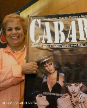 Daniela Romo Instagram - #DíaMundialDelTeatro 🎭✨

El teatro es nuestro espejo...

El teatro es refugio de nuestras emociones, de nuestras risas, de nuestras lágrimas, de nuestras reflexiones.

El teatro es MAGIA✨Que no crean sólo actores con un texto, un director y un productor.

Realizadores, escenógrafos, ingenieros de sonido, vestuario, ambientación, pintores, maquillaje, peluqueros, iluminadores, un sinfín de personas trabajan para crear instantes,recrear problemáticas, cuestionar, engendrar ilusiones, regalar música que nos acompaña, que nos conforta, que nos obsequia una actitud 🙌

El teatro VIVE Y NOS HACE VIVIR‼️

Del caos nacen las ideas.

Estamos aquí para abrazarte, para abrazarnos, conectarnos,compartir, para continuar viviendo y soñando✨

El teatro hay que vivirlo...expresión de las almas...

Y AQUÍ ESTAMOS✨TE ESPERAMOS‼️

Daniela Romo 

#DanielaRomo #Teatro #HelloDolly #VictorVictoria #Cabaret #Producción #TinaGalindo #TeatrodelosInsurgentes #cabaretmexico #díadelteatro #Gracias #Mexico #quevivaelteatro #teatro