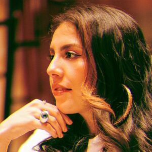 Daniela Romo Instagram - NADA - Es el nombre de nuestra nueva canción y este 8 de Marzo sale!!! Acá nos encontrábamos en el estudio, revisando por última vez la letra y listas para iniciar a grabar ☺️🌼.

@danielaromoweb 

#música #danielaromo #fabiolaroudha #danielayfabiola