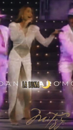 Daniela Romo Instagram - Yo no te pido la luna 🌙, tan solo quiero amarte ❤️…
Recordando el show de mi preciosa @danielaromoweb en el Teatro Blanquita, 1993. Usando vestidos by Mitzy 👗✨🪡

#Mitzy #mitzydiseñador #mitzydiseñadordelasestrellas #danielaromo #teatroblanquita #yonotepidolaluna #daniela #romo #show #vestidos #parati #viral