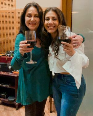 Daniela Romo Instagram - 🙌🏻✨ Y si hoy llegamos a las 350,000 reproducciones de nuestro video en YouTube⁉️ @fabiolaroudhaoficial y yo les agradecemos todas sus reproducciones y por escuchar NADA en todas las plataformas digitales 🦋

🥰✨ Los invito a que sigamos reproduciendo, compartiendo y escuchando esta bonita colaboración de ambas 🦋

Y GRACIAS, gracias siempre 🙏🏻✨ 

#DanielaRomo #FabiolaRoudha #Nada #Canción #dueto #Musica #Guatemala #Mexico #DanielaYFabiola #Sencillo #Mujeres #Salud #Unión #Apoyo #Gracias