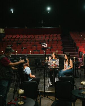 Daniela Romo Instagram - Fabiola Roudha😉 trabajas mucho✨GRACIAS por estar aquí en mi ciudad para promover con tanto ahínco NADA🙏🏻y qué bueno haber hecho algo juntas👍🏻 A todos gracias por apoyarnos y escucharnos 🎼 

Estamos a punto de llegar a las 200,000 reproducciones en Spotify 🙌🏻 ¿Nos ayudan a llegar a la meta a @fabiolaroudhaoficial y a mí? 🥰

#DanielaRomo #FabiolaRoudha #Nada #Sencillo #Música #México #Guatemala #dueto #Spotify #Youtube #Mujeres #cdmx