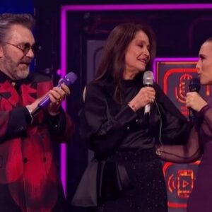Daniela Romo Instagram - Una GOZADA JUEGO DE VOCES‼️Agradezco ese momento compartido con todos👍🏻 Mis amigos del foro, la producción y mis amados compañeros que admiro y tanto quiero✨Y ahora la nueva generación que brilla inmensa💜GRACIAS de mi corazón‼️ @juegodevocesof  #DanielaRomo #JuegoDeVoces