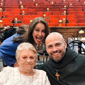Daniela Romo Instagram - Un luminoso inicio de CABARET en el Teatro de los Insurgentes 🙏🏻✨

Willkommen, bienvenue, welcome, bienvenidos a esta ilusión y humana emoción, CABARET ✨👯‍♂️

🙌🏻✨ Los invito a que no se la pierdan de jueves a domingo‼️

🕰️ Jueves: 20:00 hrs
Viernes: 20:30 hrs
Sábado: 17:00 y 20:30 hrs
Domingo: 13:30 y 17:30 hrs

🎟️ Boletos en la taquilla del teatro y en Ticketmaster 

@cabaretmexico @teatroinsurgentes 

#DanielaRomo #CabaretMéxico #Inicio #Bienvenidos #Musical #Teatro #Proyecto #Vida #TinaGalindo #Producción #GraciasSiempre #Cabaret #sallybowles #willkommen #bienvenue #welcome
