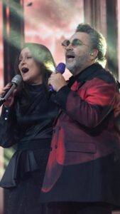 Daniela Romo Instagram - Sorpresa la que nos llevamos de ver a @danielaromoweb junto a @oficialmijares , qué bonita canción y qué chulada el momento de ellos cantando juntos en el escenario 🔝 ¡Continúa con nosotros en #JuegoDeVoces por #LasEstrellas! ✨🎙️
