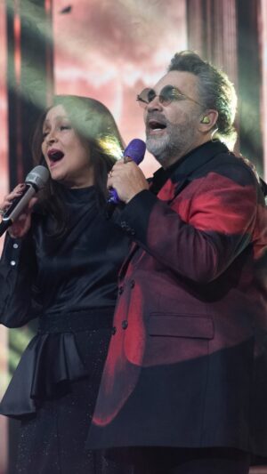 Daniela Romo Instagram - Sorpresa la que nos llevamos de ver a @danielaromoweb junto a @oficialmijares , qué bonita canción y qué chulada el momento de ellos cantando juntos en el escenario 🔝

¡Continúa con nosotros en #JuegoDeVoces por #LasEstrellas! ✨🎙️
