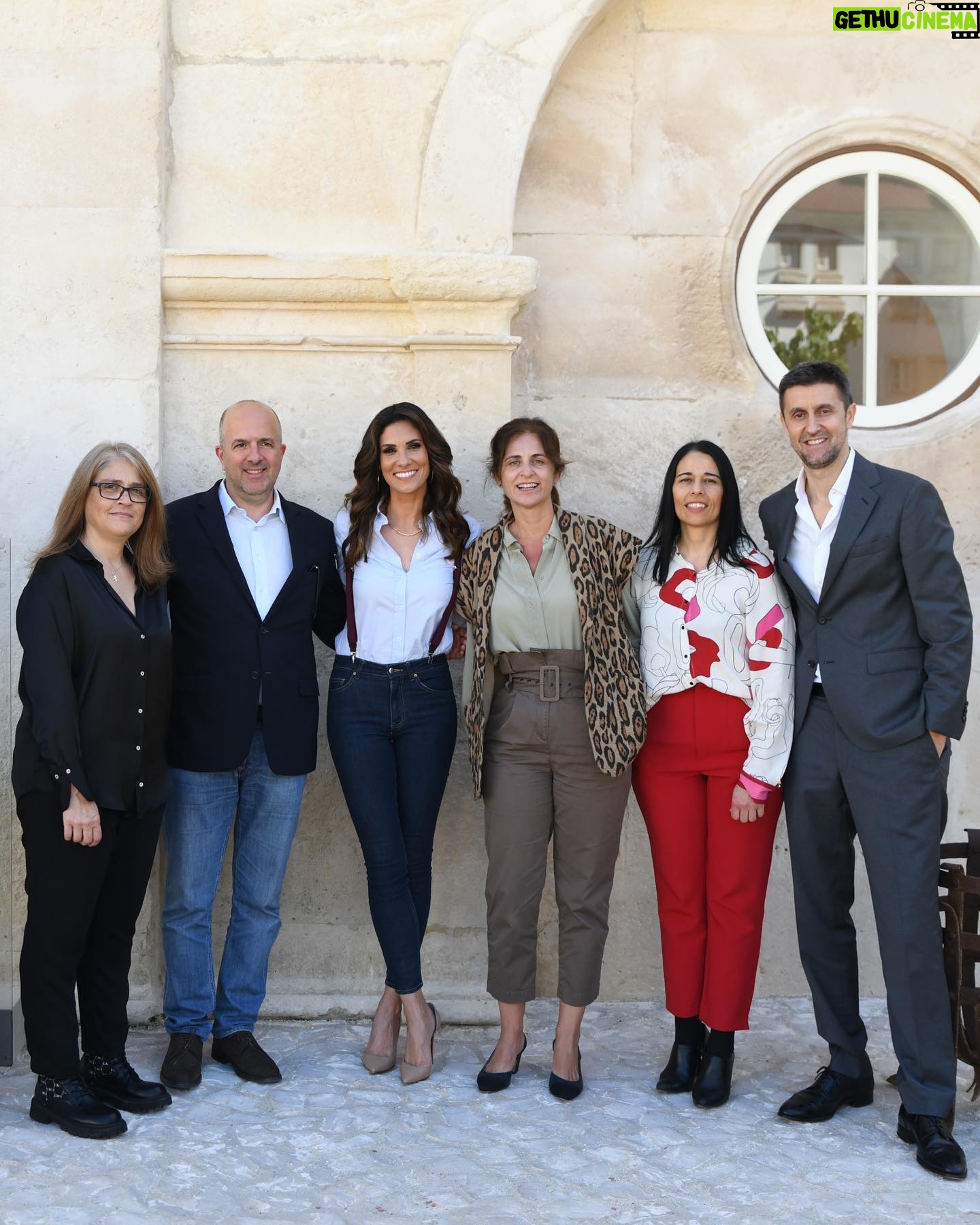 Daniela Ruah Instagram - Hoje foi dia de apresentação de “Os Traidores” e ninguém está preparado para o que aí vem! 🤫 Com apresentação de @danielaruah , o programa promete muito mistério e grandes desafios. Estreia dia 9 de Abril, aqui na @sicoficial 🔥 📸 @manuelguerra__photography #sic #ostraidores #apresentacao #estreia #imprensa #programa #novoprograma #misterio