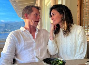 Daniela Ruah Instagram - Hey babe! We made it to 9 years of marriage! My partner in life and parenting and dreams and growth. My stud, my safety, my encourager, my goofball. I always said I didn’t need you, but wanted you. Now my heart really really needs you. Can we please stay like this forever? Thank you in advance.
PS there is no one else I’d rather share a bowl of spinach with 😎
.
Babe! Chegámos ao 9° aniversário! Meu parceiro de vida e paternidade e de sonhos e de crescimento. Meu maior gato, a minha segurança, o meu encorajador e o meu brincalhão. Sempre disse que casaria por vontade e não por necessidade. Pá, agora o meu coração precisa mesmo mesmo de ti. Podemos ficar assim para sempre? Obrigada em avanço.
PS não preferia partilhar uma tigela de espinafres com mais ninguém 😎