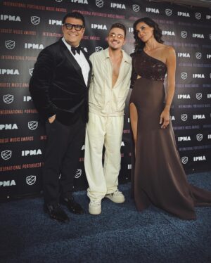 Daniela Ruah Instagram - Que noite linda a celebrar a nossa cultura e música dentro e fora de Portugal! Os @ipma_awards é organizado por um grupo de imigrantes ou filhos de imigrantes portugueses que fazem questão da manter a alma portuguesa e a nossa língua… que orgulho… Obrigada aos incríveis artistas que se juntaram a nós e ao novos amigos que fiz este ano… @ricardofarias118 o meu parceiro de palco,  és O MAIOR!
🇵🇹🇺🇸🇵🇹🇺🇸🇵🇹🇺🇸🇵🇹🇺🇸🇵🇹🇺🇸🇵🇹🇺🇸🇵🇹🇺🇸🇵🇹🇺🇸🇵🇹🇺🇸
What a beautiful evening celebrating our musical culture inside and out of Portugal! The #IPMA organization is made up of portuguese immigrants, or their kids, who make a point of maintaining their portuguese soul and our language… so proud… Thank you to the incredible artists who joined us this year and the the new friends I’ve made… @ricardofarias118 my co-host, YOU ROCK!
.
The LOOK

👗 @nunobaltazarnb 
💇🏻‍♀️@kelc__88
💄 @mrs.karinajaneiro