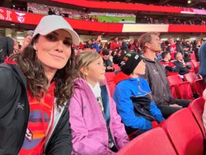 Daniela Ruah Instagram - Hoje houve futebol… O dia todo… 😜
Os miúdos jogam os dois nos EUA e aqui em Portugal aproveitamos os treinos com o @diogabreu . Sempre positivo, encorajando sempre e detalhado. Depois à noite houve joooooogo BENFICA/SPORTING
.
Today there was soccer… All day… 😜
The kiddos play in the US but we always get in some training in Portugal with @diogabreu . Always positive, always encouraging and detailed. Then in the evening we watched a gaaaaaame #Benfica v #Sporting
.
 @slbenfica @sportingmodalidades #futebol #soccer #kids #family #travel #fun