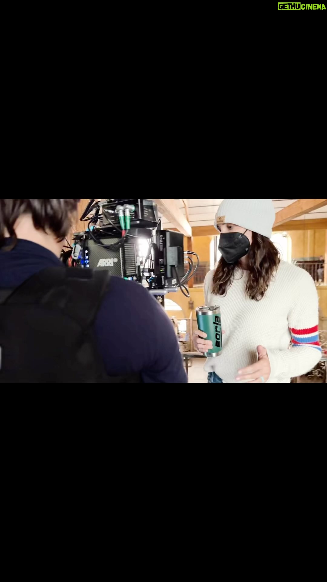 Daniela Ruah Instagram - A little BTS from this ep 😁 . Um cheirinho dos bastidores do episódio de hoje 😆 . Writen by @joquinn06 & @blockinator17 💪🏼