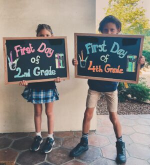 Daniela Ruah Instagram - Here we go kiddos!!! 2nd and 4th grade and a brand new hair cut for River (thank you dude for trusting me with sheers) LET’S DO THIS 💪🏼
.
Bora miúdos!!! 2a e 4a classe e um corte de cabelo para o River (obrigada por confiares em mim com uma tesoura) VAMOS A ISTO 💪🏼