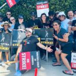 Daniela Ruah Instagram – Today was strong and necessary. To all the @iatse & @dga members and supporters of @wgastrikeunite & @sagaftra I am so grateful to have walked alongside all of you today. Saw so many people I have loved for over 14 years coming together again in strength ♥️
.
Hoje fomos com força e necessidade. Aos membros do #iatse e #dga e apoiantes da greve de escritores e artistas em frente das câmaras, tenho muito orgulho por ter andado lado a lado convosco hoje. Vi tanta gente que adoro há mais de 14 anos a juntarem-se mais uma vez com força ♥️ 
 #unite #strike #sagaftra #wga