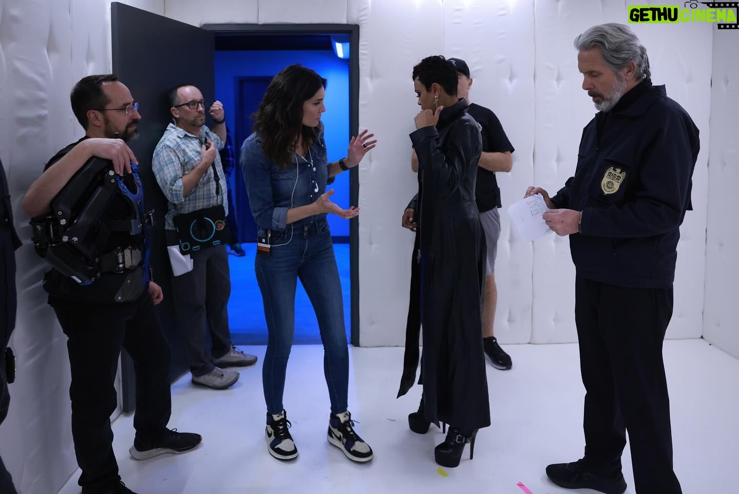 Daniela Ruah Instagram - A few more #BTS ππ«ΆπΌ . Mais umas dos #bastidores ππ«ΆπΌ . @ncisverse #directing #ncis #season21 #lovewhatIdo #happy