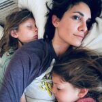 Daniela Ruah Instagram - Mothering… #MothersDay . A ser mamã… #DiadaMãe . #mama #mãe #River #Sierra #kids #pups #grandma #vovó #Sunday #Domingo #diadamãe (EUA) #puppymom #Roxy #Ice