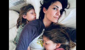Daniela Ruah Instagram - Mothering… #MothersDay
.
A ser mamã…
#DiadaMãe
.
#mama #mãe #River #Sierra #kids #pups #grandma #vovó #Sunday #Domingo #diadamãe (EUA) #puppymom #Roxy #Ice
