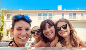 Daniela Ruah Instagram - Mothering… #MothersDay
.
A ser mamã…
#DiadaMãe
.
#mama #mãe #River #Sierra #kids #pups #grandma #vovó #Sunday #Domingo #diadamãe (EUA) #puppymom #Roxy #Ice