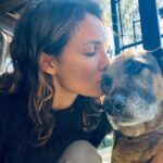 Daniela Ruah Instagram - Mothering… #MothersDay . A ser mamã… #DiadaMãe . #mama #mãe #River #Sierra #kids #pups #grandma #vovó #Sunday #Domingo #diadamãe (EUA) #puppymom #Roxy #Ice